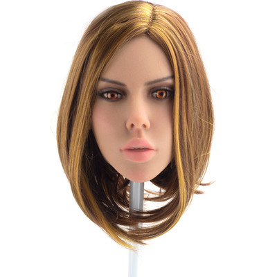 Polly - Boneca Realística em TPE com Pele Morena, Cabelo Curto Loiro, Olhos Verdes, Seios Fartos, Vértebras em Aço e Acessórios - 50 Kg e 1,63 Metros de Altura