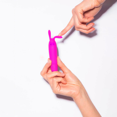 Foto 4 do produto Vibrador Estimulador de Clítoris em Silicone com Forma de Coelho e 10 Modos de Vibração - Pretty Love Boyce | 13 x 2,5 cm