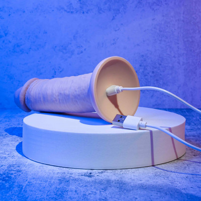 Foto 3 do produto Prótese Peniana Realista em Silicone com 10 Modos de Vibração e Recarregável - Evolved 6" Vibrating Dong Light | 15 x 4,3 cm