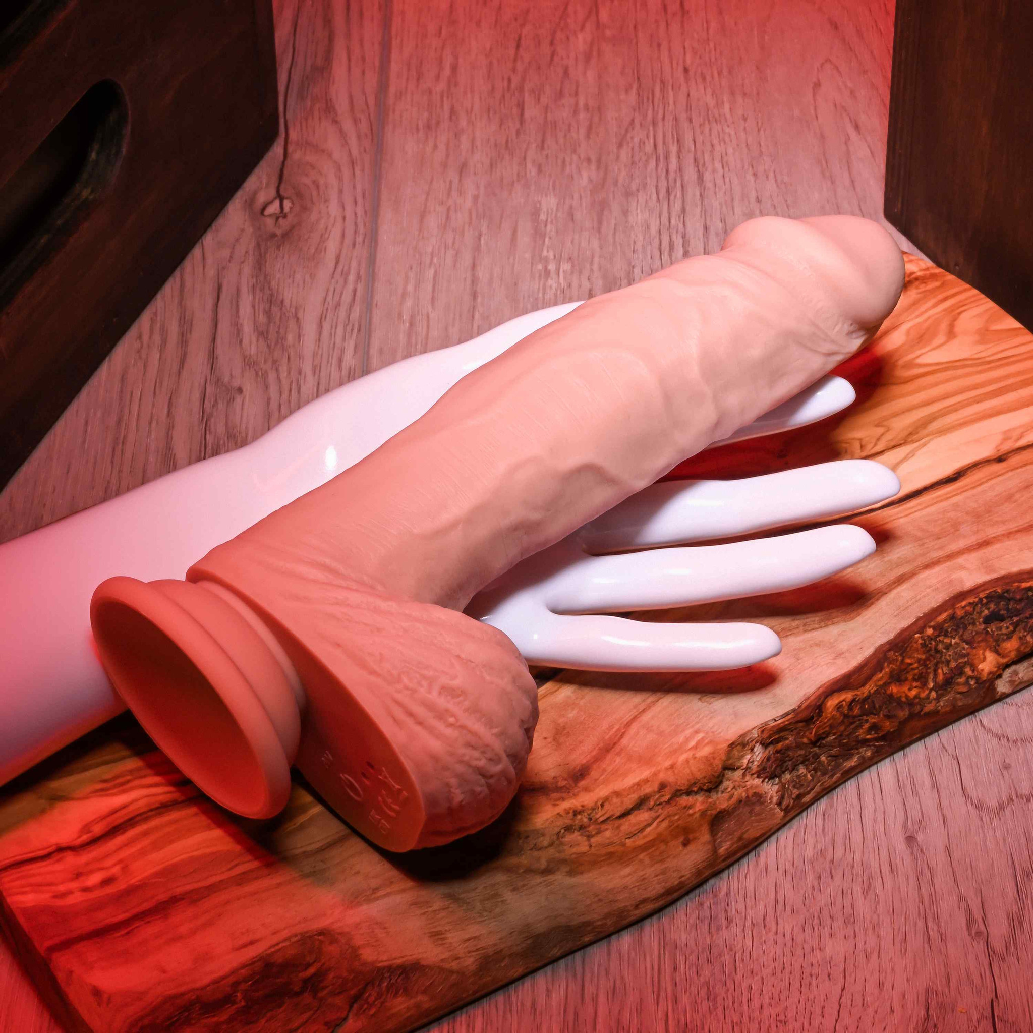 Prótese Peniana Realística com Escroto e Ventosa, Controle Remoto Sem Fio, 8 Modos de Vibração e 7 Tipos de Rotações - Evolved Love Is Back Full Monty | Disponível em 2 Cores - 8