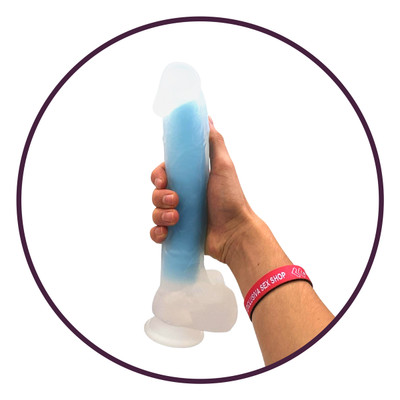 Prótese Peniana Realística Glow Up com Glande Definida, Ventosa e Escroto  - Nv Toys Glow in the Dark Silicone Dildo "10" - 21 x 5 cm