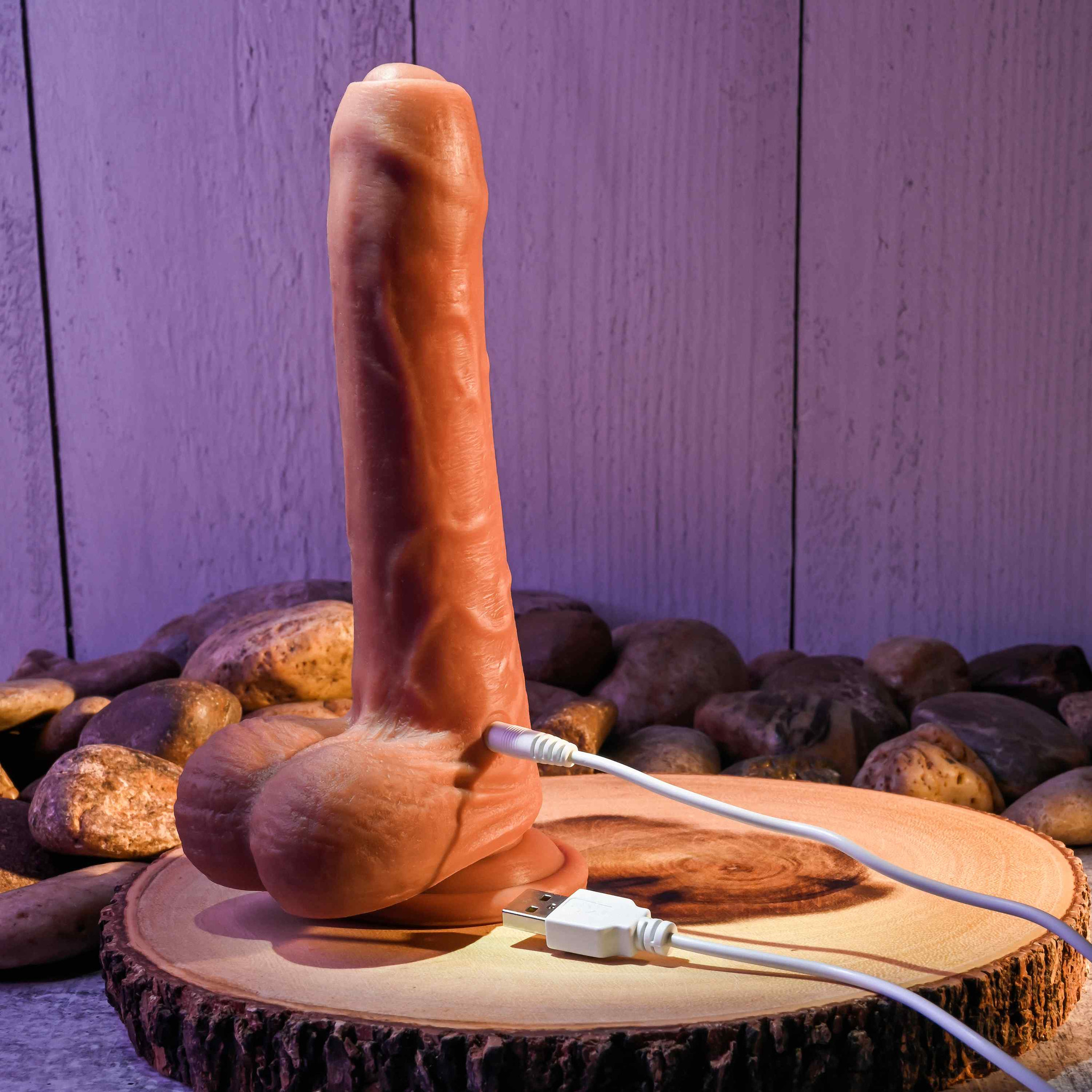 Prótese Peniana Realística com Prepúcio, Escroto, 10 Modos de Vibração, Modo Turbo e Recarregável - Evolved Peek A Boo Vibrating Dildo | Disponível em 2 Cores - 7