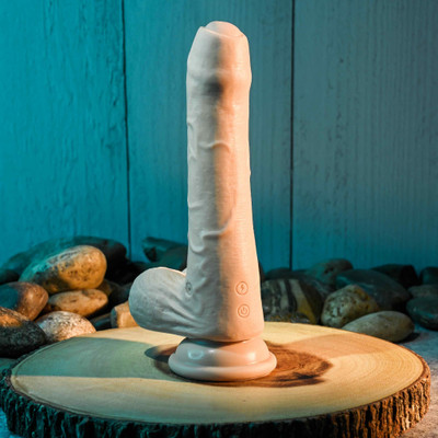 Prótese Peniana Realística com Prepúcio, Escroto, 10 Modos de Vibração, Modo Turbo e Recarregável - Evolved Peek A Boo Vibrating Dildo | Disponível em 2 Cores
