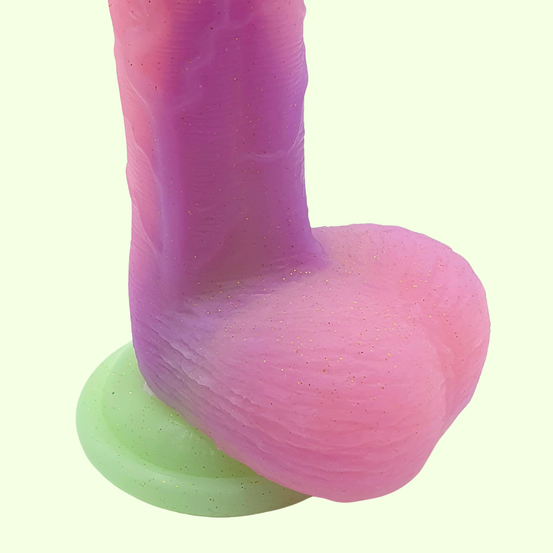 Prótese Peniana Realística Colorida Neon em Silicone Macio, Escroto e Ventosa - Ye.Jld | 12,5 x 2,9 cm - 3