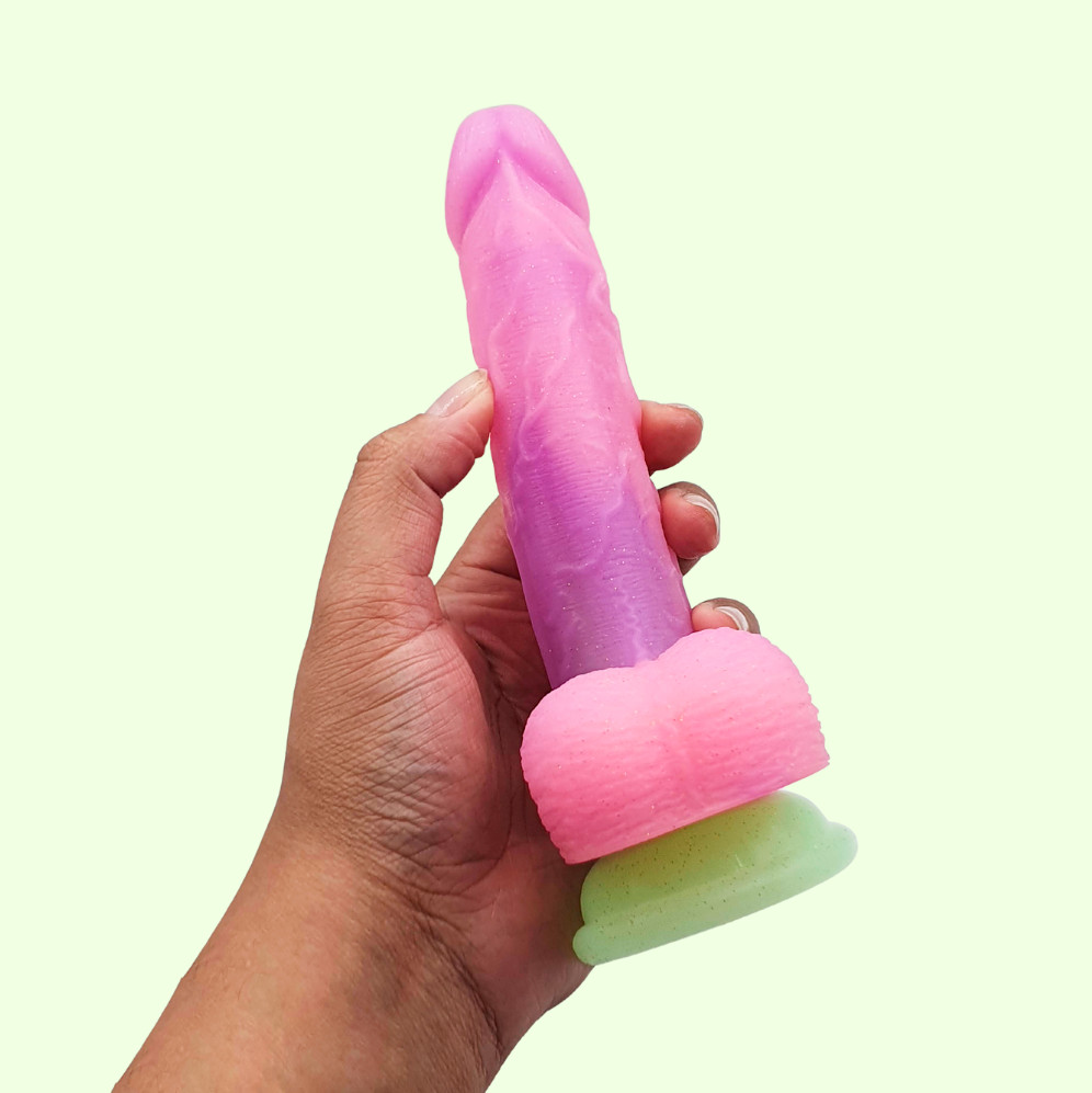 Prótese Peniana Realística Colorida Neon em Silicone Macio, Escroto e Ventosa - Ye.Jld | 12,5 x 2,9 cm - 4