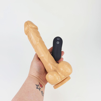 Prótese Peniana Realística com 10 Velocidades, Glande Definida, Textura de veias, Escroto e Ventosa - Aphrodisia Super Whopper Dong 9" | 17 x 4,7 cm