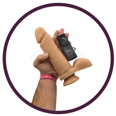 Prótese Peniana Realística com Ventosa na Base, Vibração Multivelocidade e Controle Remoto com Fio - Pura Luxúria | 17,5 x 4,9 cm