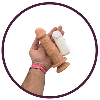 Prótese Peniana com Vibração Multivelocidade, Controle Remoto com Fio e Base em Ventosa - Pura Luxúria | 14,4 x 3,7 cm