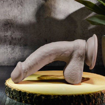 Foto 2 do produto Prótese Realística em Cyberskin com Escroto, Vértebra e Ventosa na Base - Evolved Flex Skin Poseable Dildo 7.75 | 13,7 x 3,6 cm | Disponível em 2 Cores