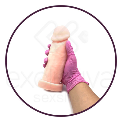 Pura Ambição - Prótese Realística em Formato de Pênis em Cyberskin com Glande Definida - 18 x 5,6 cm
