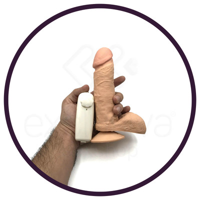 Real Peter - Prótese em Formato de Pênis com Escroto, Ventosa e Vibração Multivelocidade - 15 x 4,4 cm