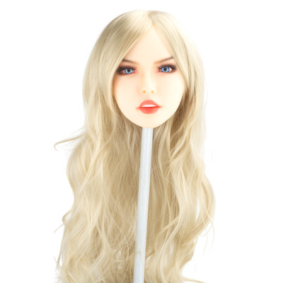 Saori - Boneca Realística em TPE com Pele Branca, Cabelo Loiro Longo, Olhos Azuis, Seios Fartos, Quadril Largo, Vértebras em Aço e Acessórios - 53 Kg e 1,64 Metros de Altura