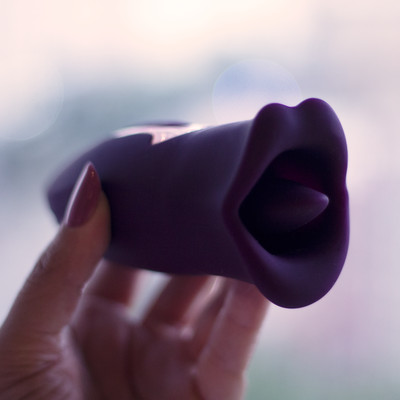 Simulador de Sexo Oral com Formato de Boca, 10 Modos de Vibrações, Estímulos e Recarregável via USB - Exclusiva Afrodite