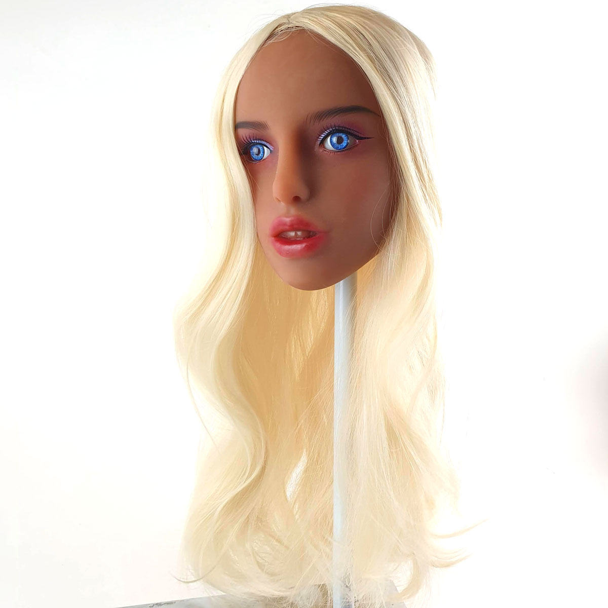 Sky - Boneca Realística em TPE com Pele Branca, Cabelo Loiro, Olhos Azuis, Seios Médios, Vértebras em Aço e Acessórios - 41 kg e 1,58 Metros de Altura - 7