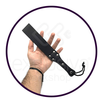 Foto 5 do produto Spanking Paddle - Chibata com Dobra Confeccionada em Couro e Rebites - 28,5 x 4,1 cm