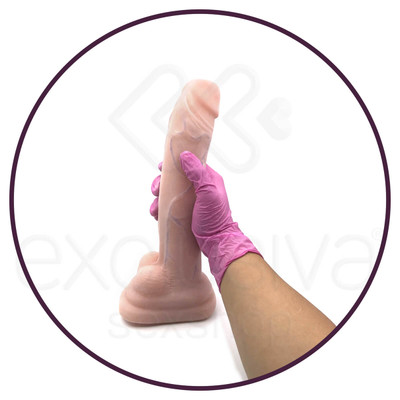 Super Sarver - Pênis Gigante em Cyberskin com Glande Definida, Vértebra, Escroto e Base para Apoio - 21,5 x 4,7 cm