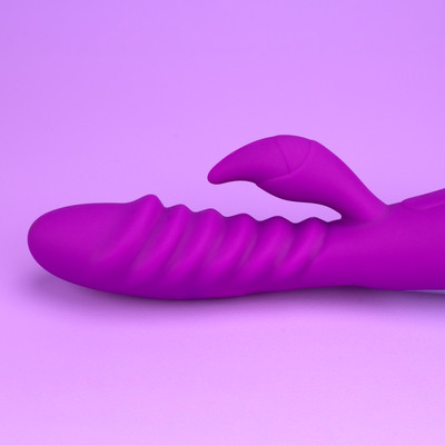 Foto 3 do produto Vibrador Estimulador de Ponto G e Clitóris com Texturas Massageadoras, 7 Modos de Vibração e Aquecimento - Topo Toys Ella | 11 x 3,9 cm