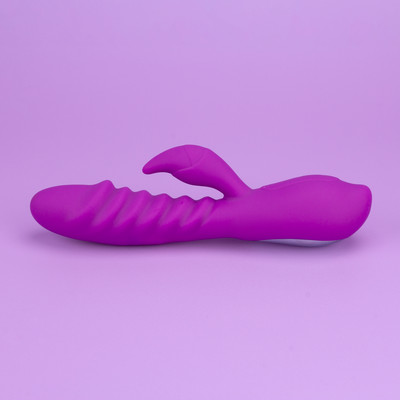 Foto 2 do produto Vibrador Estimulador de Ponto G e Clitóris com Texturas Massageadoras, 7 Modos de Vibração e Aquecimento - Topo Toys Ella | 11 x 3,9 cm