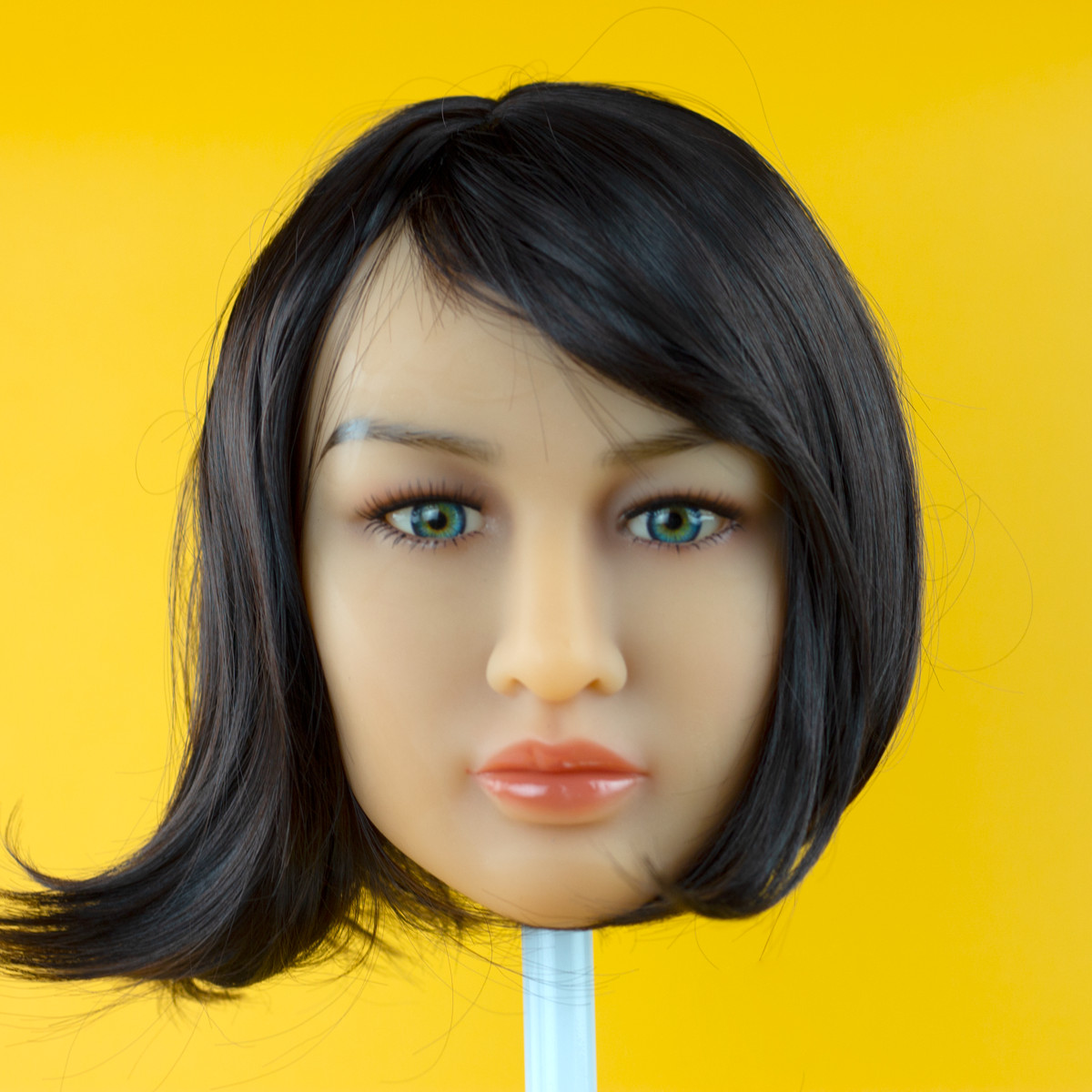 Vanessa - Boneca Realística em TPE com Pele Branca, Cabelo Curto, Olhos Verdes, Seios Fartos, Vértebras em Aço e Acessórios - 49 Kg e 1,63 Metros de Altura - 12