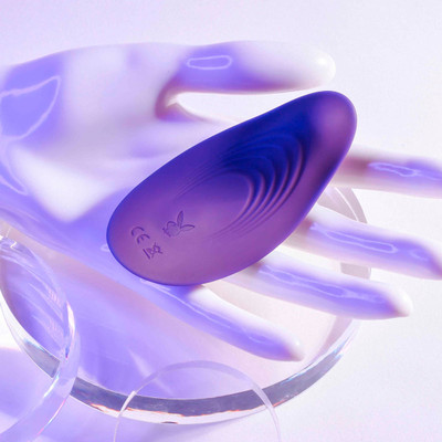 Vibrador para Calcinha Recarregável com 10 Modos e Vibrações e Controle Remoto Sem Fio - Evolved Playboy Pleasure Our Little Secret | 8,6 x 4,1 cm