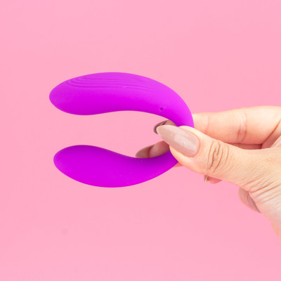Vibrador para Casal Flexível em Silicone com 10 Modos de Vibração, Carregamento via USB e Controle Remoto Sem Fio - Exclusiva 2gether | Disponível em 5 Cores