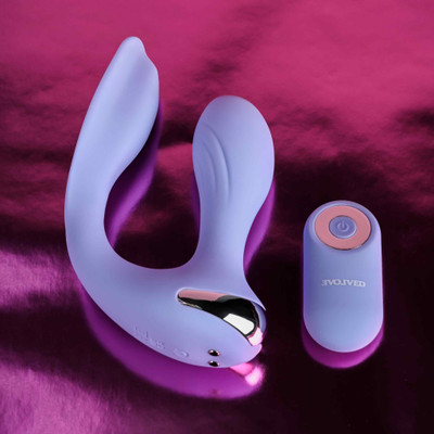 Foto 2 do produto Vibrador para Casal em Silicone com 10 Modos de Vibração, Controle Remoto Sem Fio e Recarregável - Evolved Every Way Play | 10,5 x 3,2 cm