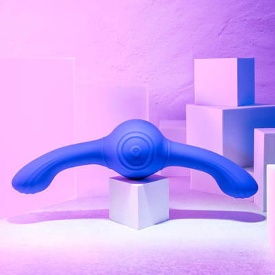 Foto 3 do produto Vibrador para Casal em Silicone com 3 Vibrações Poderosas, Carregamento por Cabo USB e Resistente à Água - Evolved Our Gyro Vibe | 12 x 3,5 cm