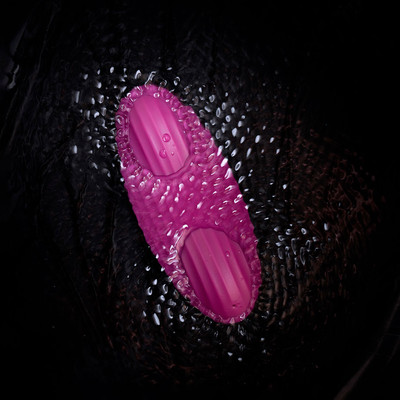 Foto 5 do produto Vibrador de Clitóris Recarregável com 11 Modos de Vibração e Calcinha - Svakom Edeny |  9 x 3 cm