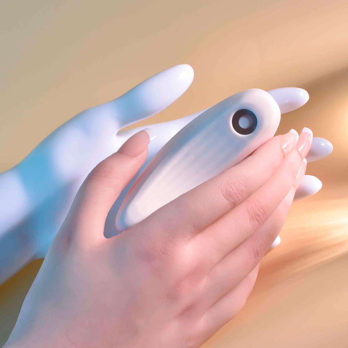 Estimulador de Clitóris em Silicone com 10 Modos de Vibrações, Pulsação e Recarregável - Evolved Playboy Pleasure Palm | 9,6 x 5,2 cm - 6