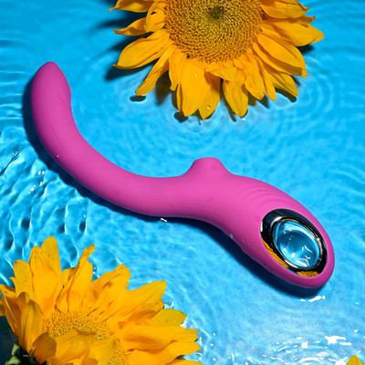 Foto 2 do produto Vibrador Duplo com 7 Modos de Batidinhas e 5 Tipos de Sucção, Recarregável e Resistente À Água - Evolved Strike A Pose