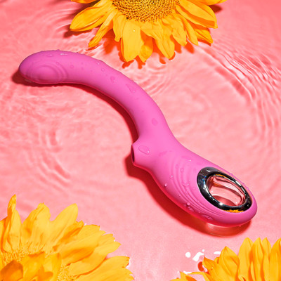 Foto 1 do produto Vibrador Duplo com 7 Modos de Batidinhas e 5 Tipos de Sucção, Recarregável e Resistente À Água - Evolved Strike A Pose