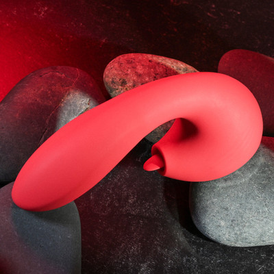 Foto 4 do produto Vibrador Duplo Recarregável com Língua Estimuladora, Pulsação e Vibração - Adam & Eve Eve's Clit Loving Thumper Vibe | 10 x 3,5 cm