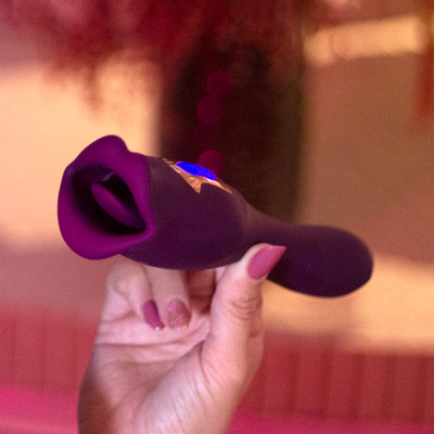 Vibrador Duplo Recarregável em Silicone com Formato de Boca, 10 Modos de Vibração e 10 Tipos de Sucção - Exclusiva Erato | 10 x 3,1 cm