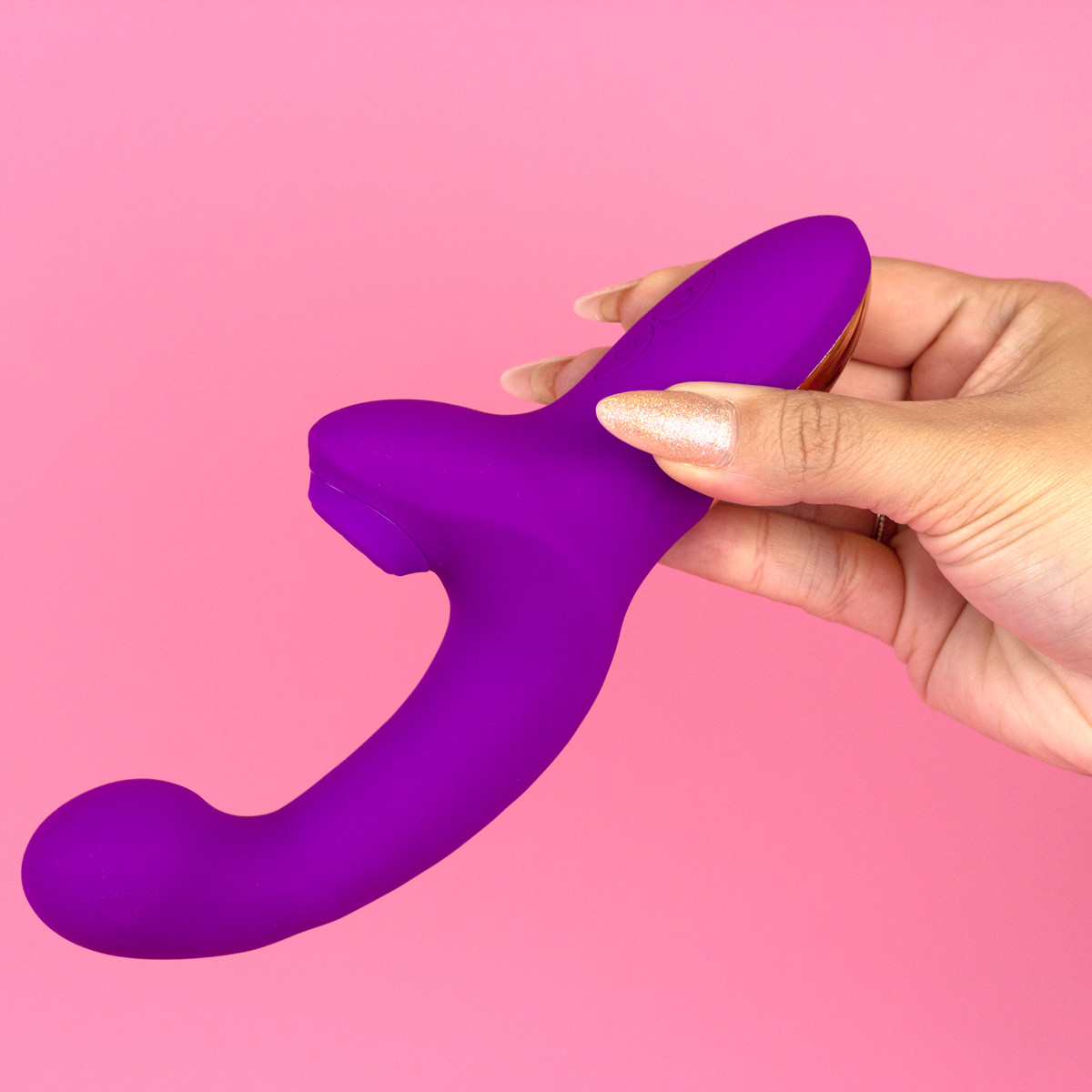 Vibrador Duplo em Silicone com 10 Modos de Vibração com Dedilhar, 10 Modos de Pulsação e Carregamento via Cabo USB Magnético - Exclusiva Bertha | 18,5 x 4 cm | Cor: Roxo - 6