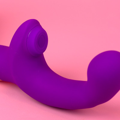 Foto 8 do produto Vibrador Duplo em Silicone com 10 Modos de Vibração com Dedilhar, 10 Modos de Pulsação e Carregamento via Cabo USB Magnético - Exclusiva Bertha | 18,5 x 4 cm | Disponível em 2 Cores
