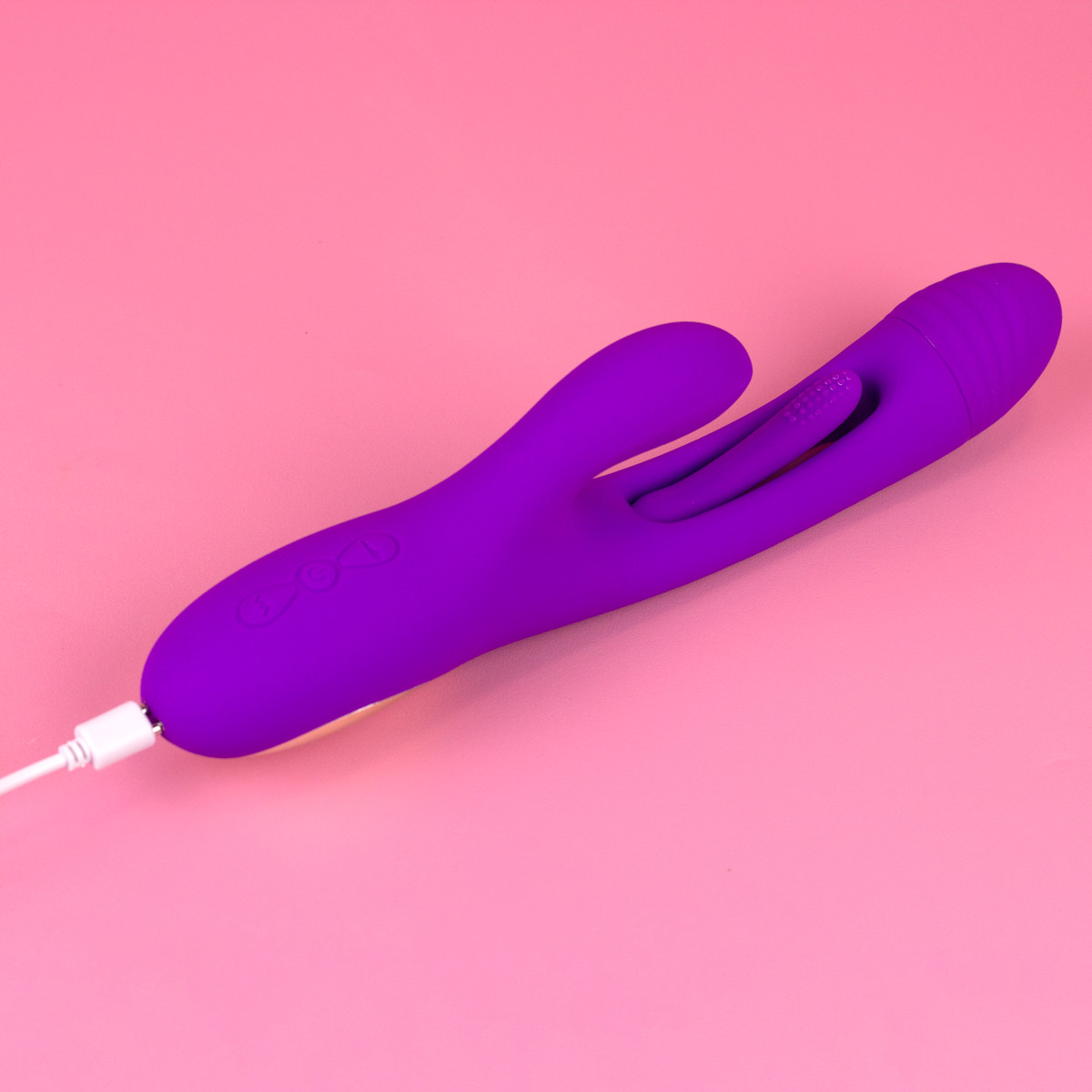 Vibrador Rabbit com Motor Triplo em Silicone com 7 Modos de vibração, 7 Movimentos de Língua e Recarregável - Exclusiva Anita | 14,5 x 4,2 cm - 7
