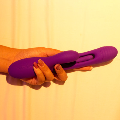 Foto 8 do produto Vibrador Rabbit com Motor Triplo em Silicone com 7 Modos de vibração, 7 Movimentos de Língua e Recarregável - Exclusiva Anita | 14,5 x 4,2 cm