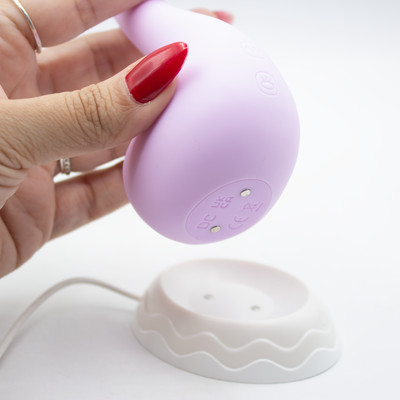 Foto 3 do produto Vibrador e Estimulador de Clitóris com Simulador de Sexo Oral, 7 Modos de Vibração e Recarregável por Base Magnética - Intt Toys My Sweet Dino | Disponível em 2 Cores