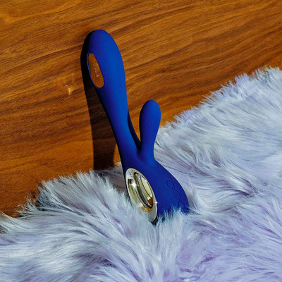 Foto 2 do produto Vibrador Estimulador de Clítoris e Ponto G em Silicone Cirúrgico, 8 Modos de Vibração e Tecnologia WaveMotion - LELO Soraya Wave | Disponível em 3 Cores