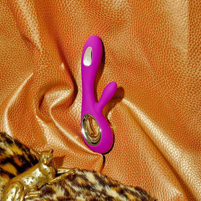 Foto 8 do produto Vibrador Estimulador de Clítoris e Ponto G em Silicone Cirúrgico, 8 Modos de Vibração e Tecnologia WaveMotion - LELO Soraya Wave | Disponível em 3 Cores