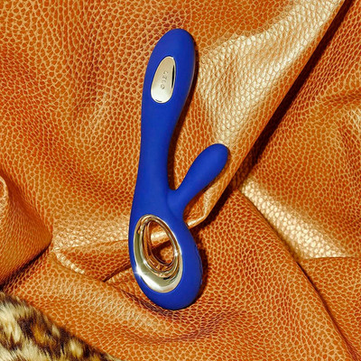 Vibrador Estimulador de Clítoris e Ponto G em Silicone Cirúrgico, 8 Modos de Vibração e Tecnologia WaveMotion - LELO Soraya Wave | Disponível em 3 Cores