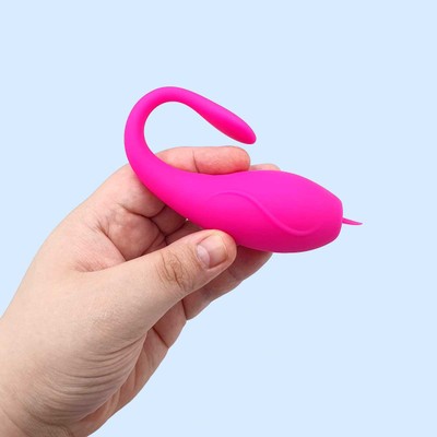 Foto 5 do produto Vibrador Estimulador de Clitóris em Silicone com Língua Massageadora, 10 Modos de Vibração, Controle Remoto Sem Fio e Recarregável - Jumping Egg | 19 x 3,3 cm