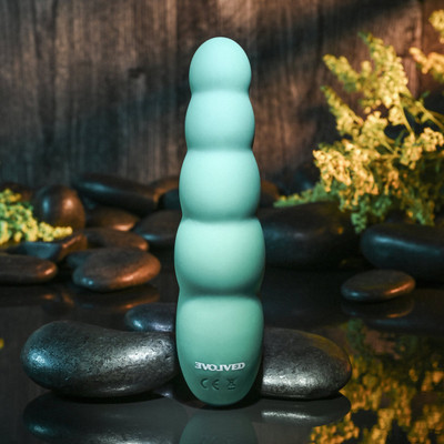 Foto 4 do produto Vibrador Estimulador de Ponto G em Silicone com 19 Modos de Vibração e Carregamento Via Cabo USB - Evolved G-Spot Perfection | 9 x 3,3 cm
