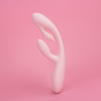 Foto 2 do produto Vibrador Estimulador do Ponto G e Clítoris com Bateria Recarregável e 10 Modos de Vibração - Exclusiva Tanith | 12,5 x 4 cm