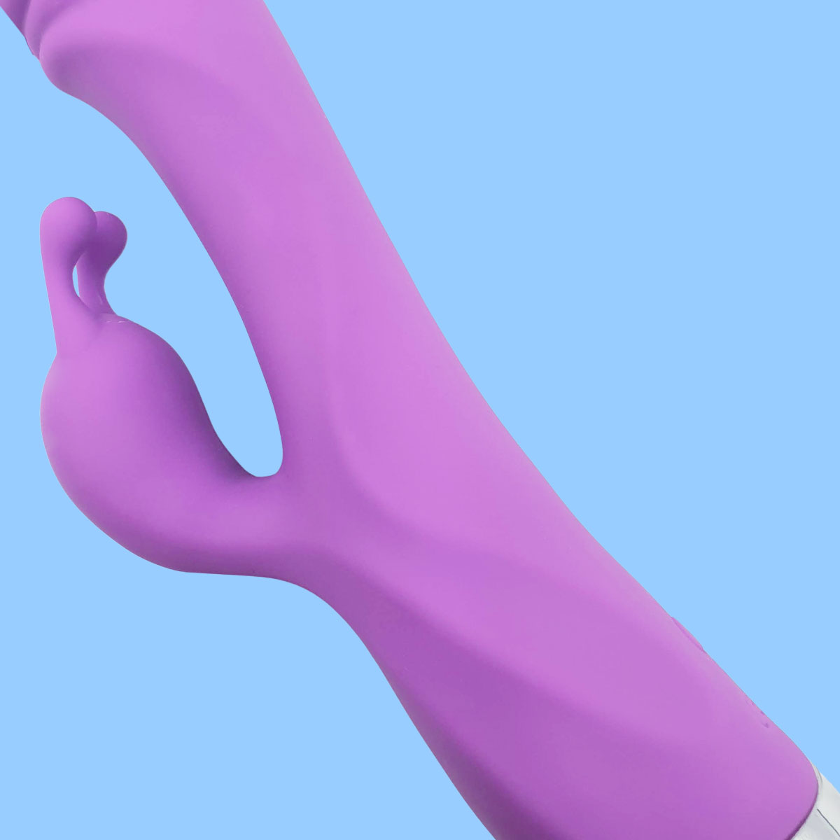 Vibrador Estimulador de Ponto G e Clitóris em Silicone com 10 Modos de Vibração, Base Cromada e Recarregável - Free Romeo | 11,5 x 3,8 cm | Disponível em 3 Cores - 4