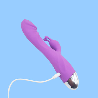 Foto 5 do produto Vibrador Estimulador de Ponto G e Clitóris em Silicone com 10 Modos de Vibração, Base Cromada e Recarregável - Free Romeo | 11,5 x 3,8 cm | Disponível em 3 Cores