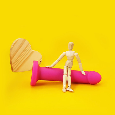 Foto 4 do produto Vibrador Estimulador de Ponto G e Clitóris com Ventosa na Base, 7 Modos de Vibração e Controle Remoto sem Fio - Topo Toys Dildo Remoto Strap On | 17 x 3,2 cm