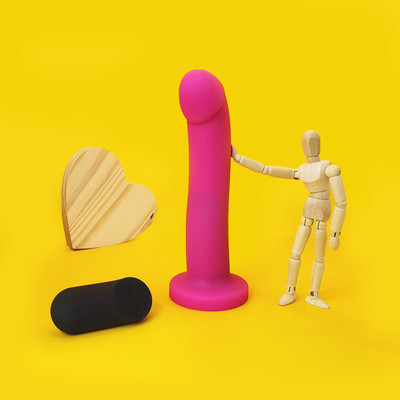 Foto 1 do produto Vibrador Estimulador de Ponto G e Clitóris com Ventosa na Base, 7 Modos de Vibração e Controle Remoto sem Fio - Topo Toys Dildo Remoto Strap On | 17 x 3,2 cm