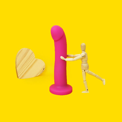 Foto 2 do produto Vibrador Estimulador de Ponto G e Clitóris com Ventosa na Base, 7 Modos de Vibração e Controle Remoto sem Fio - Topo Toys Dildo Remoto Strap On | 17 x 3,2 cm