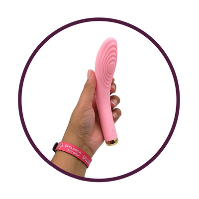 Foto 5 do produto Vibrador Estimulador de Ponto G Recarregável com 7 Modos de Vibração e Resistente à Água - Adão & Eva Super Vibes Curvy | 12 x 3,4 cm